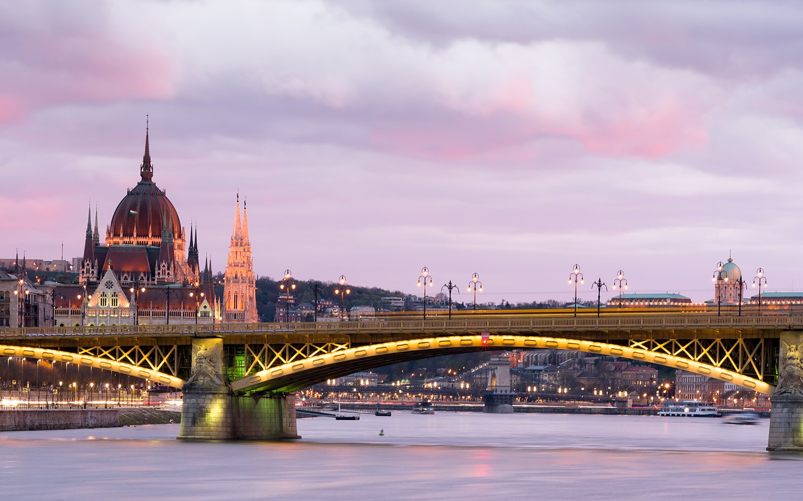 Budapest Danube River Sightseeing Cruise with Drinks