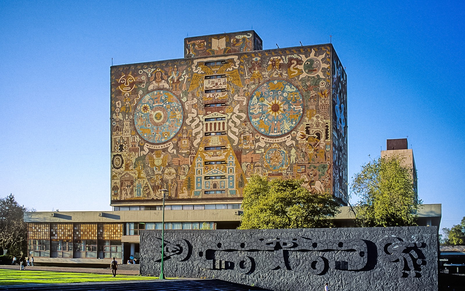 2-Day Mexico City Tour: Teotihuacán, Basilica, Frida Kahlo Museum, Xochimilco & Coyoacán