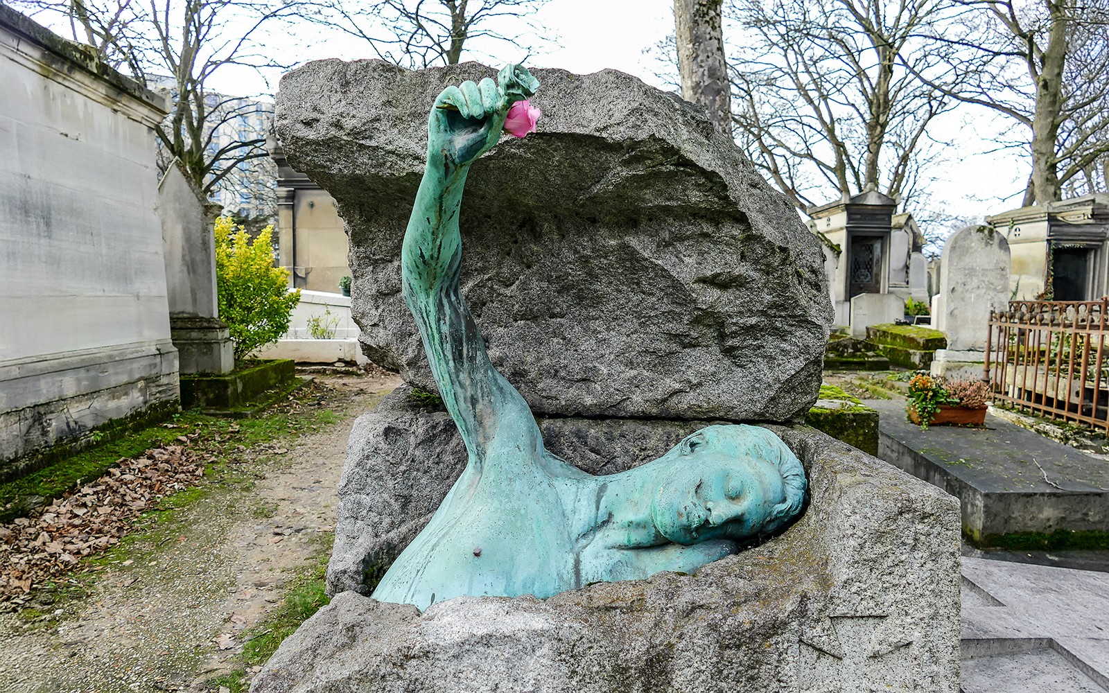 Père Lachaise Cemetery Famous Graves Private Guided Tour