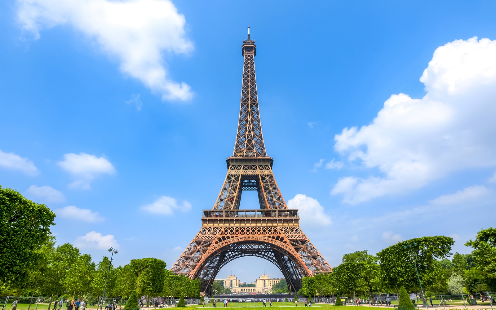 From London: Luxury Escorted Paris Day Trip with Lunch on the Eiffel Tower — portrait