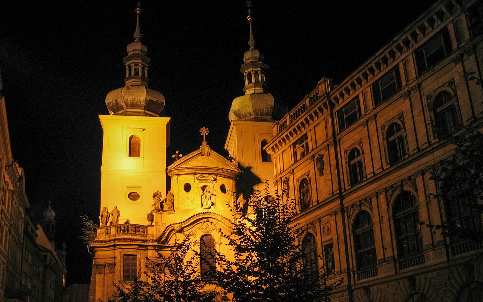 1.5-Hour Guided Walking Tour of the Ghosts & Legends of Prague