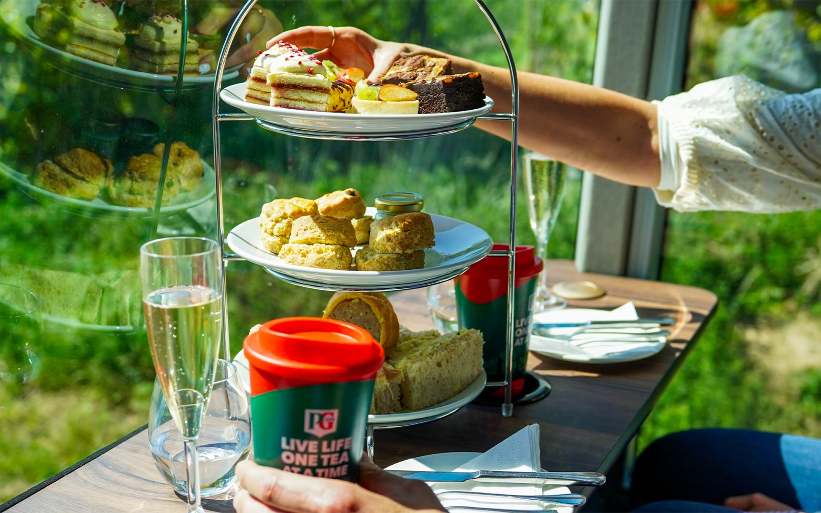 London: Afternoon Tea Sightseeing Bus Tour — main image