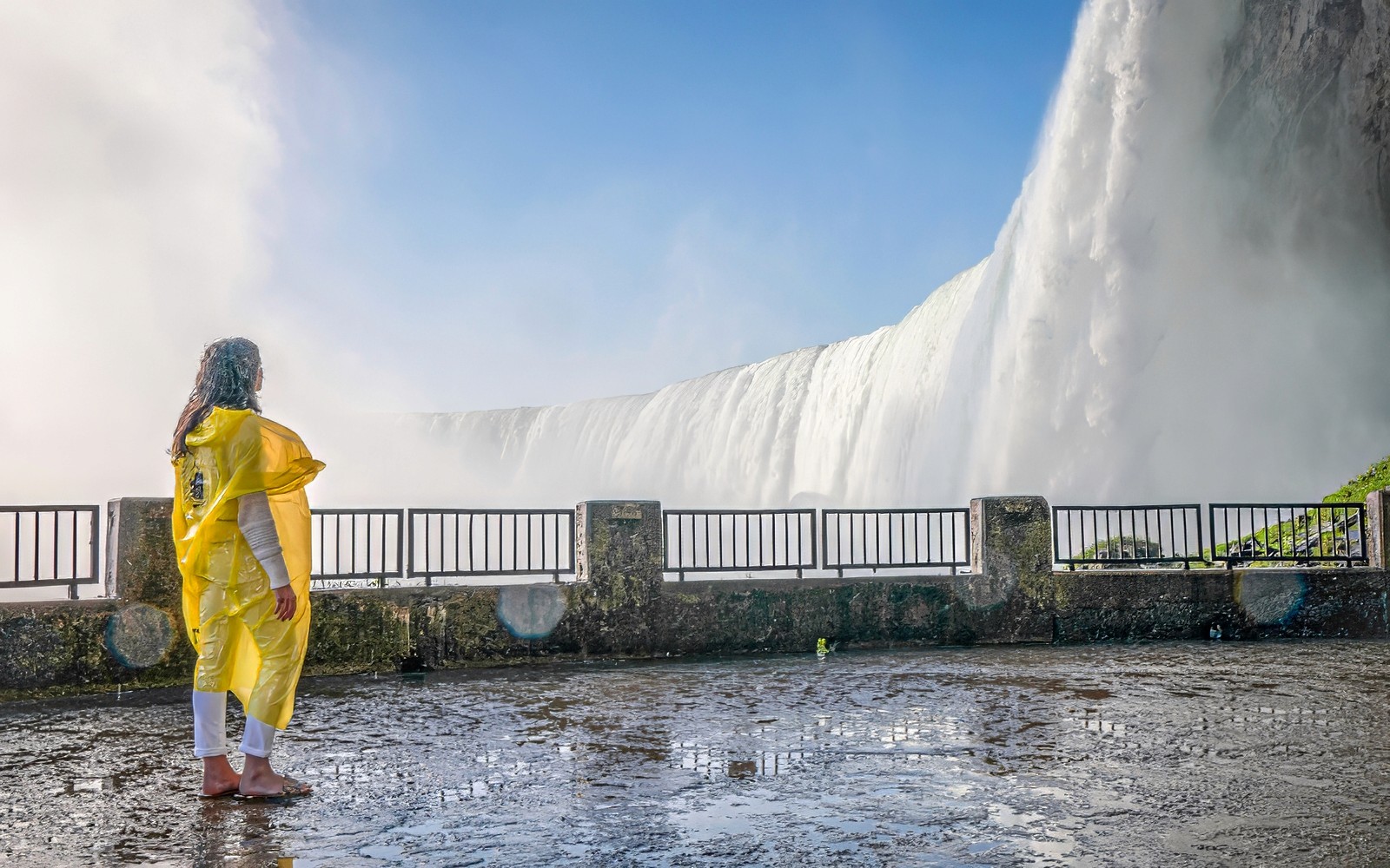 From Toronto: Niagara Falls and Niagara-on-the-Lake Day Tour with Hornblower Cruise & Lunch