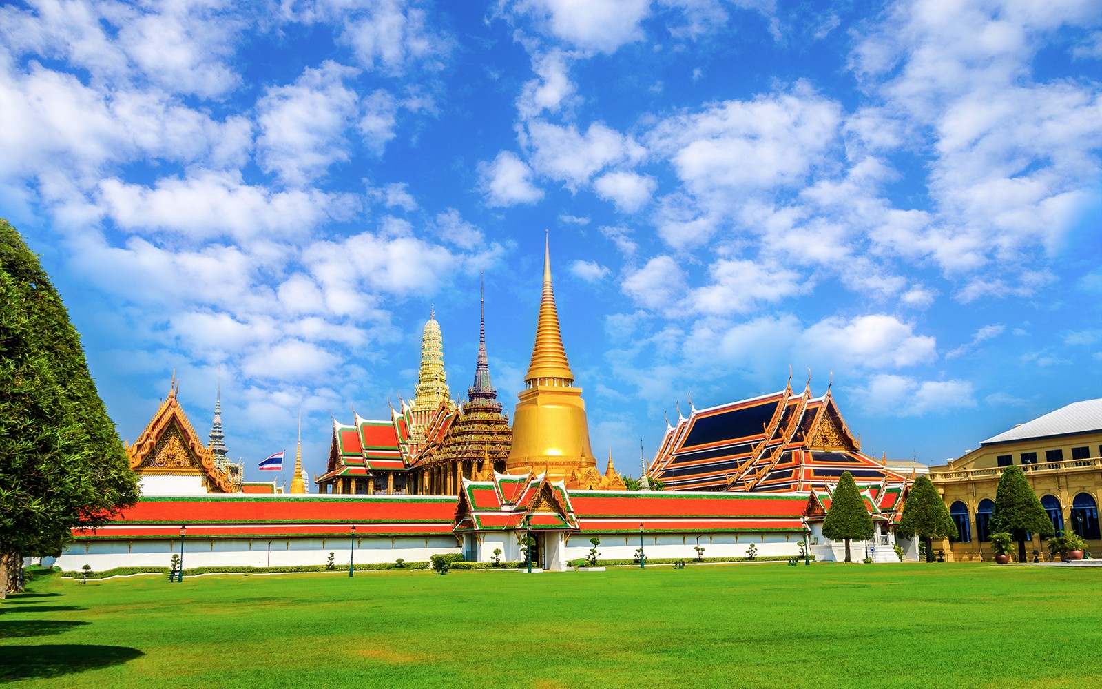 Bangkok City Highlights – Grand Palace, Wat Arun, and Wat Pho Guided Walking Tour