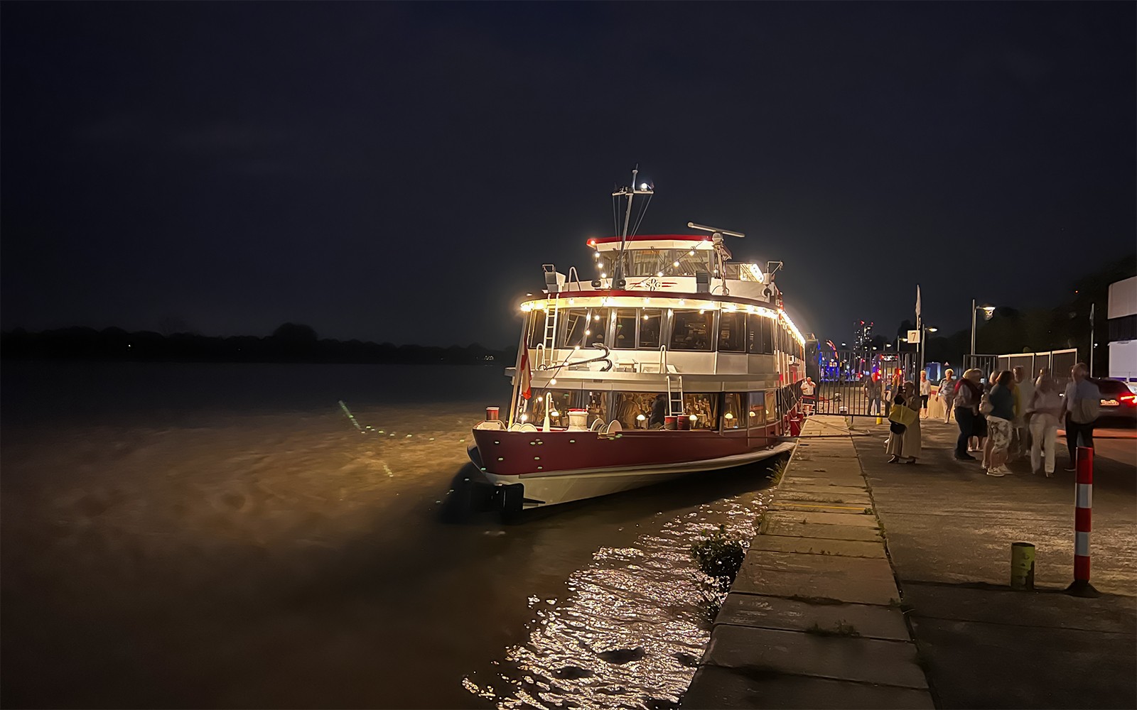 Budapest Danube River Sightseeing Cruise with Drinks