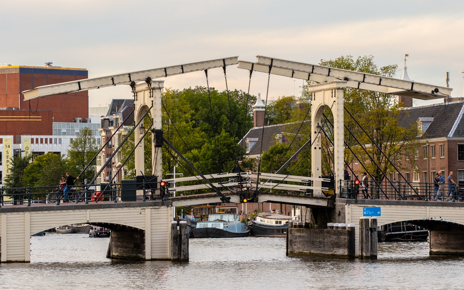Amsterdam: 1-Hour Small-Group Canal Cruise in German with Unlimited Drinks — gallery 3