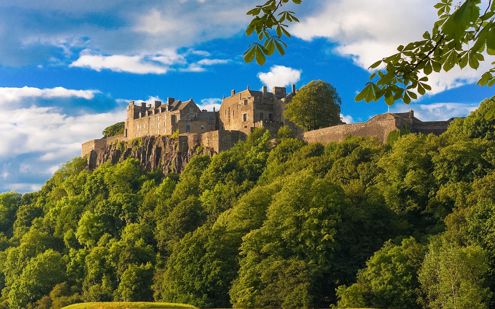 From Edinburgh: Loch Lomond, Stirling Castle & Kelpies Day Trip — mobile