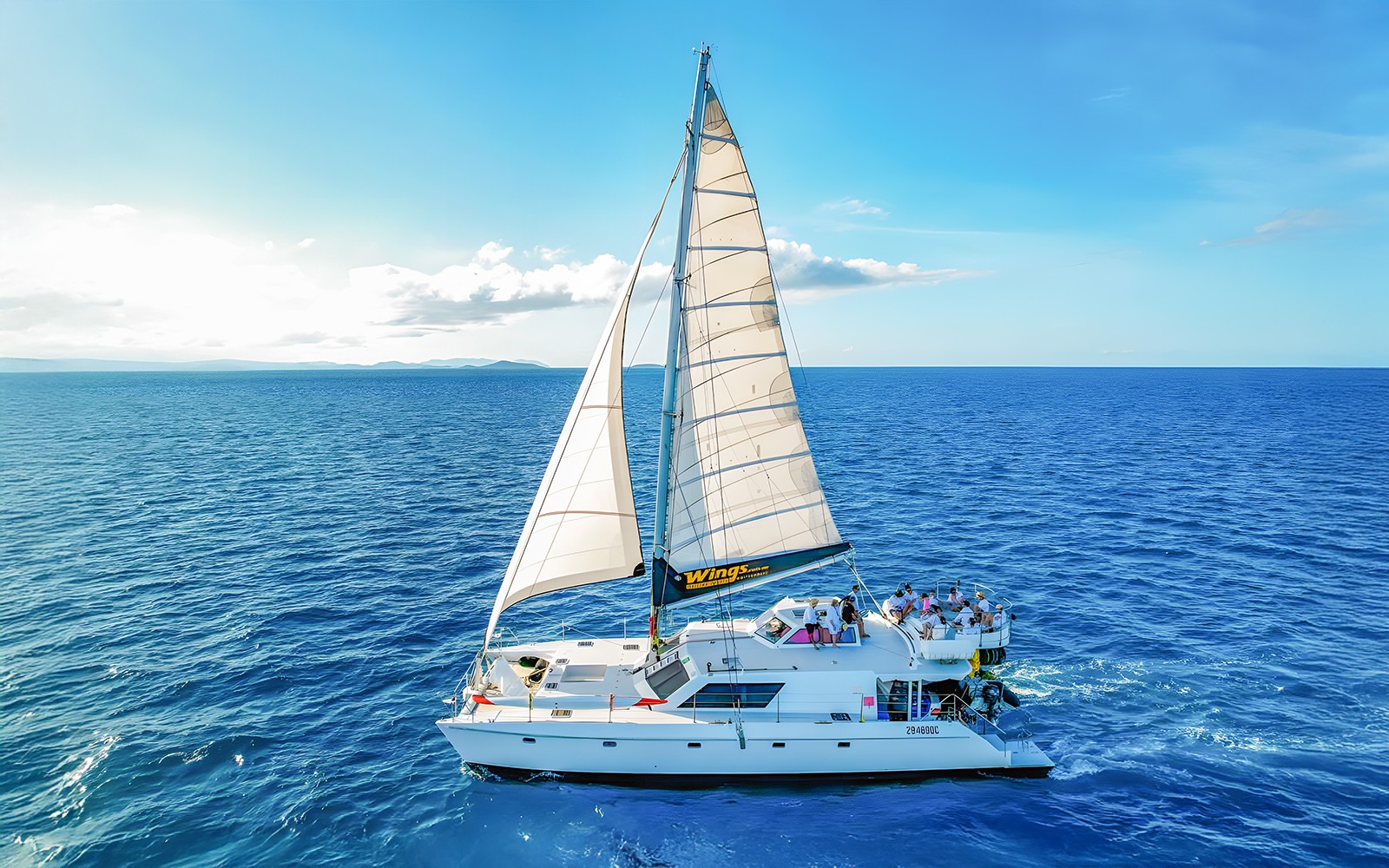 Airlie Beach: Whitsunday Islands Sail, SUP & Snorkel Premium Cruise with Lunch