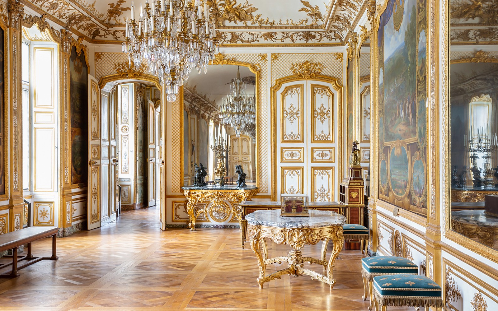 From Paris: Château of Chantilly Skip-the-Line Tickets with Round-Trip Train Transfers