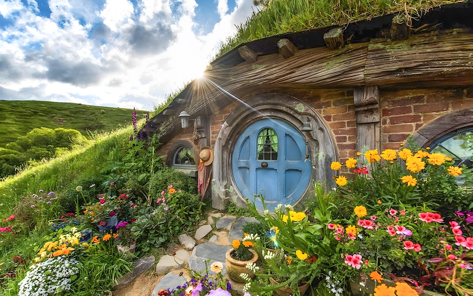 From Auckland: Hobbiton Movie Set, Wai-O-Tapu, & Rotorua Small Group Guided Tour — gallery 1