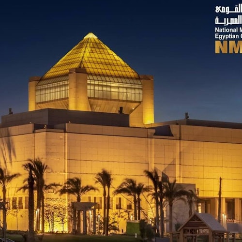 Giza Pyramids, Sphinx & National Museum: Guided Tour + Transfer + Lunch