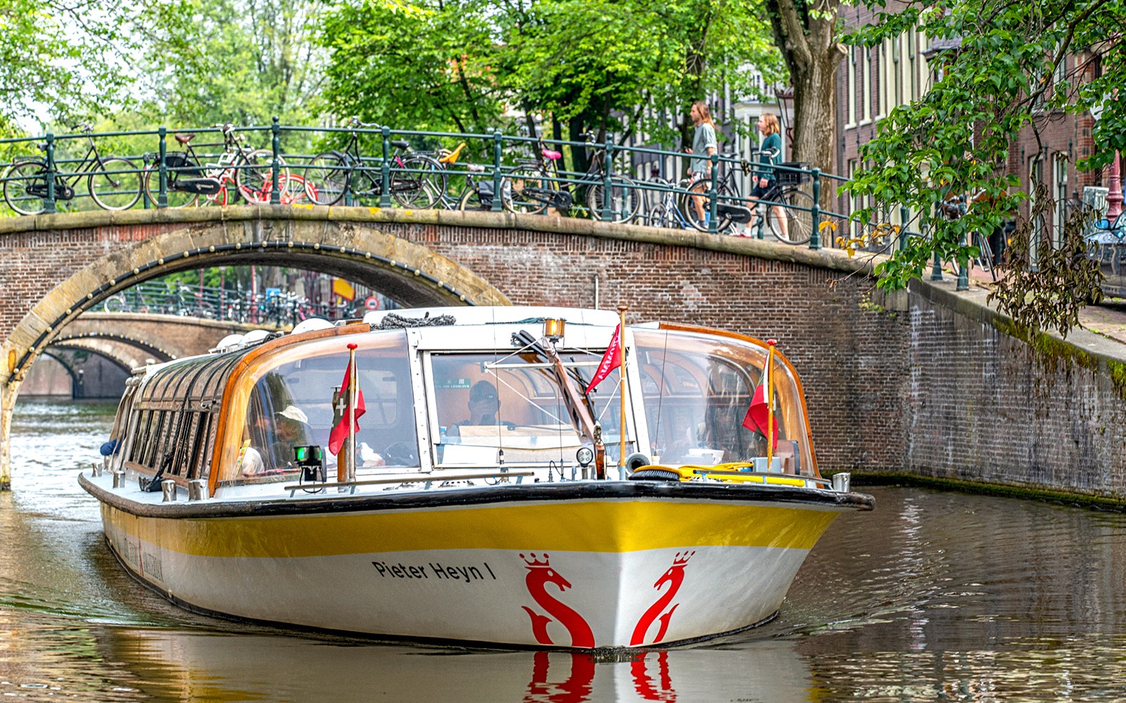 Amsterdam: 1-Hour Sightseeing Canal Cruise on Closed Heated Boat — gallery 5