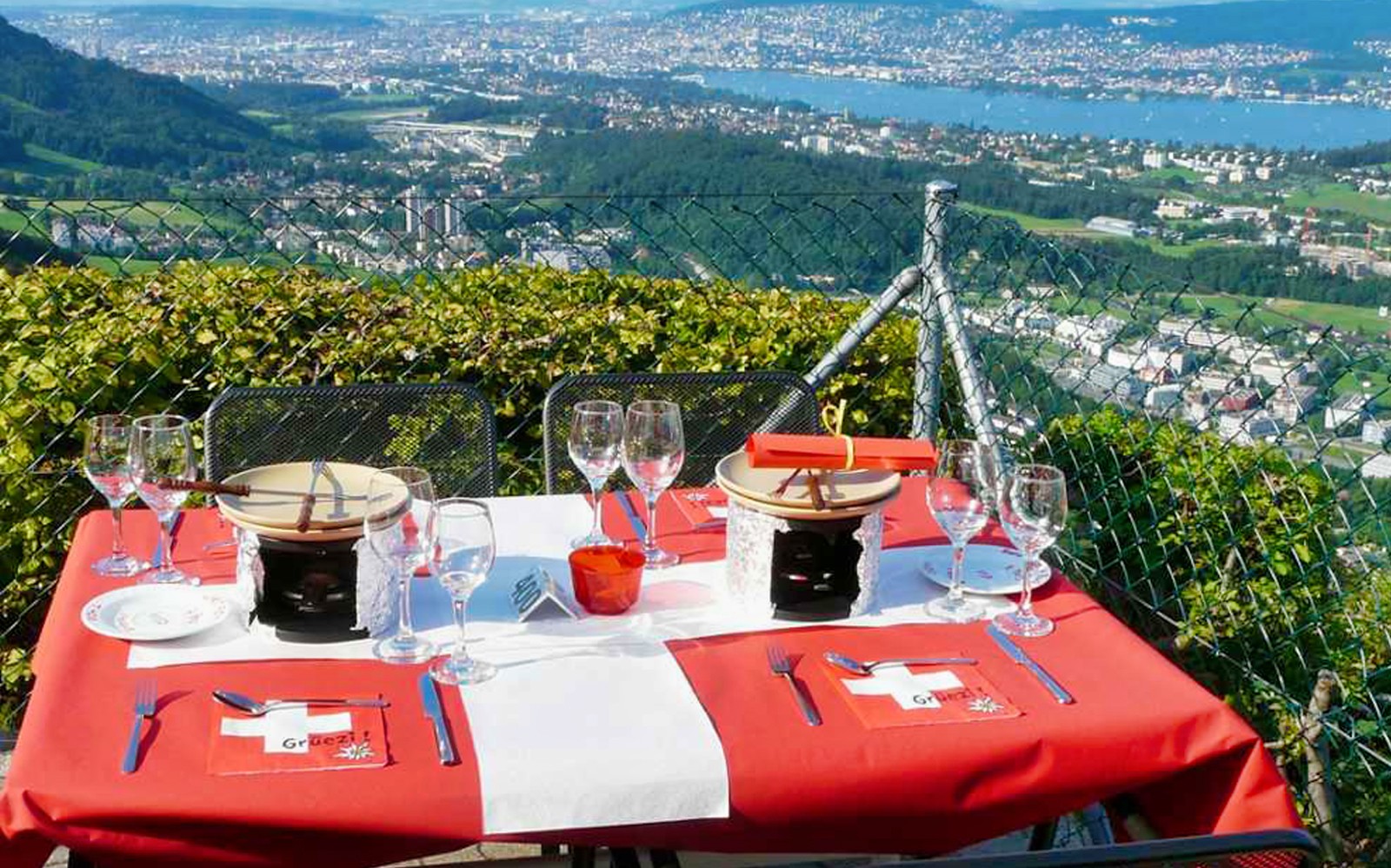 Evening Tour of Zürich with Gourmet Dinner & Cheese Fondue
