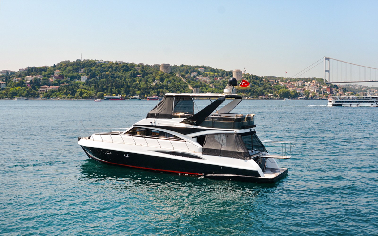 Bosphorus Private Luxury Yacht Cruise with Dinner, Drinks & Transfers