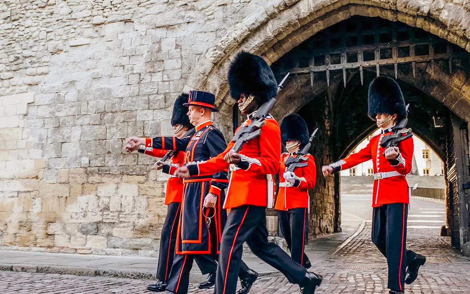 Skip-the-Line Tower Bridge Tickets and Tower of London Early-Access Guided Tour with Beefeater Opening Ceremony — gallery 4