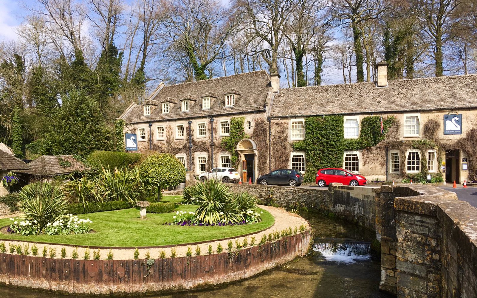 From London: Small Group Cotswolds Day Trip Including Bourton-on-the-Water — portrait