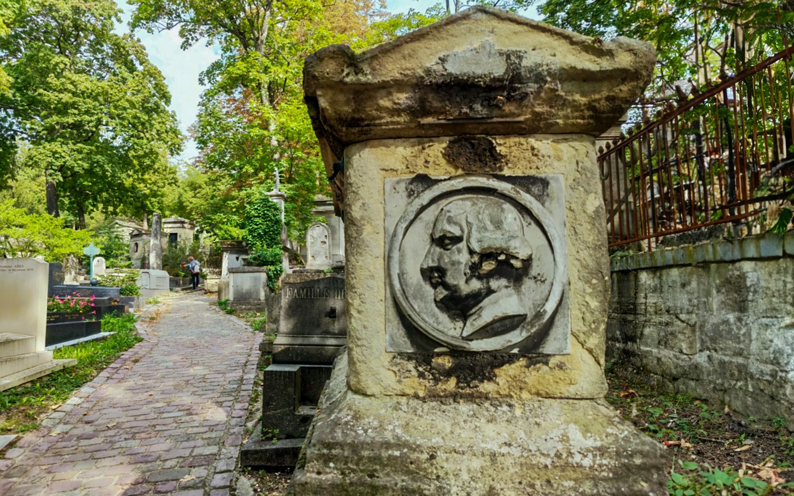 Père Lachaise Cemetery Audio Guide Tour of Famous Graves — gallery 3