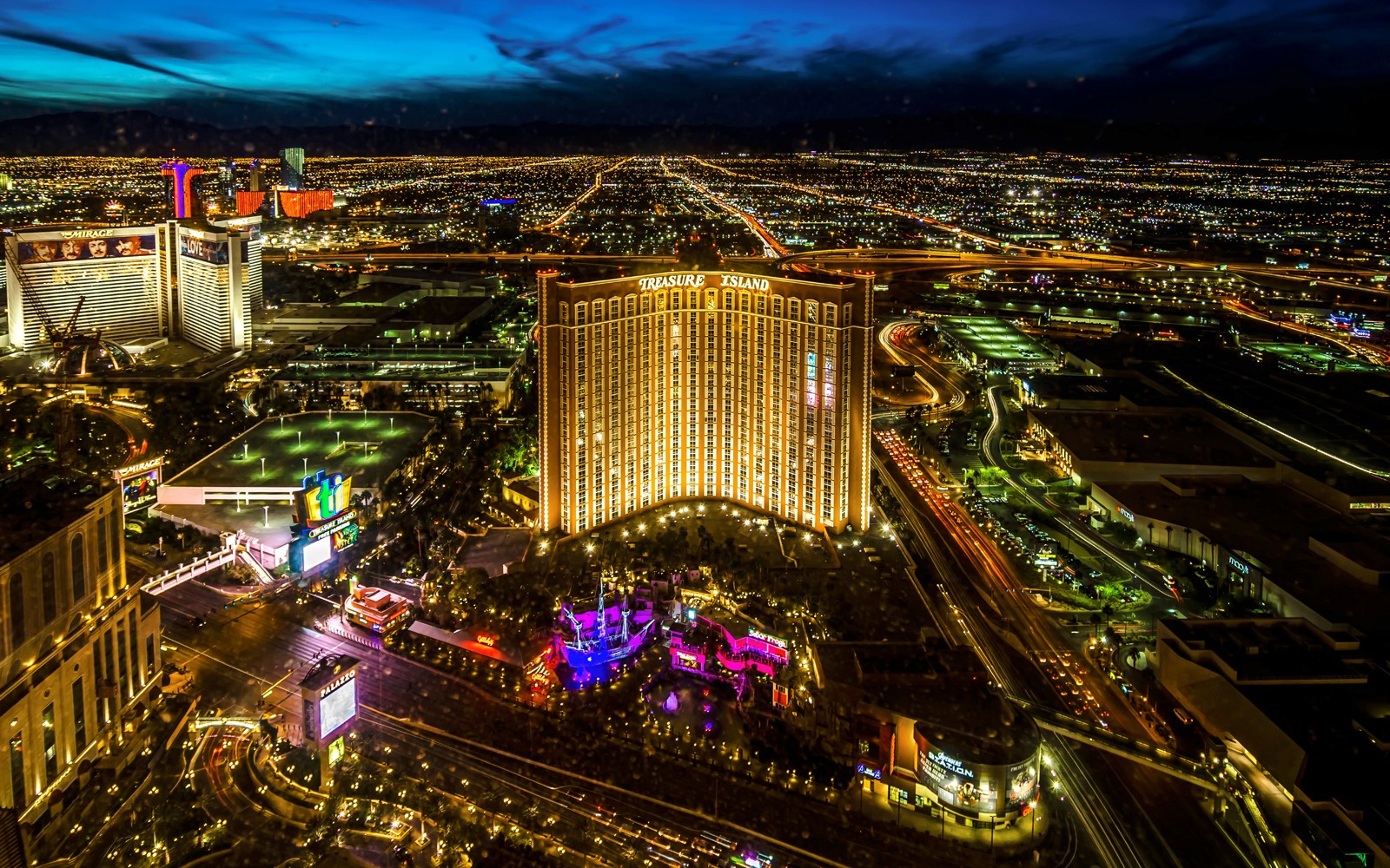 12-min Las Vegas Strip Highlights Night Helicopter Tour — gallery 3