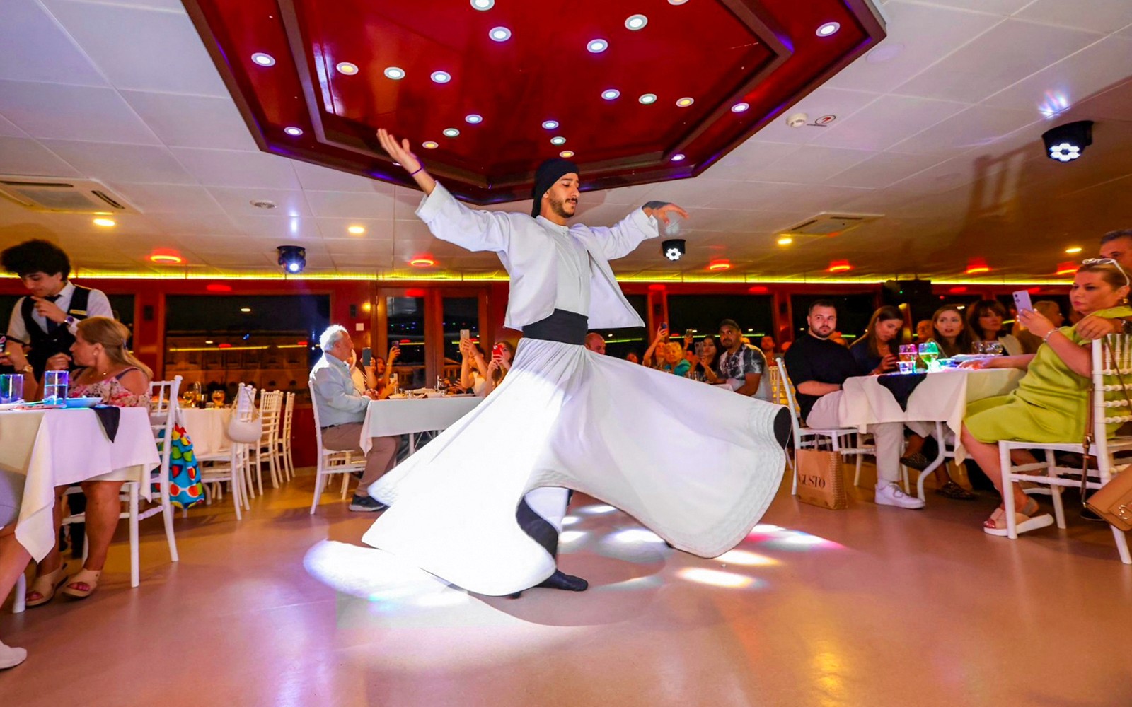 Bosphorus Dinner Cruise with Shows & Unlimited Drinks — gallery 1