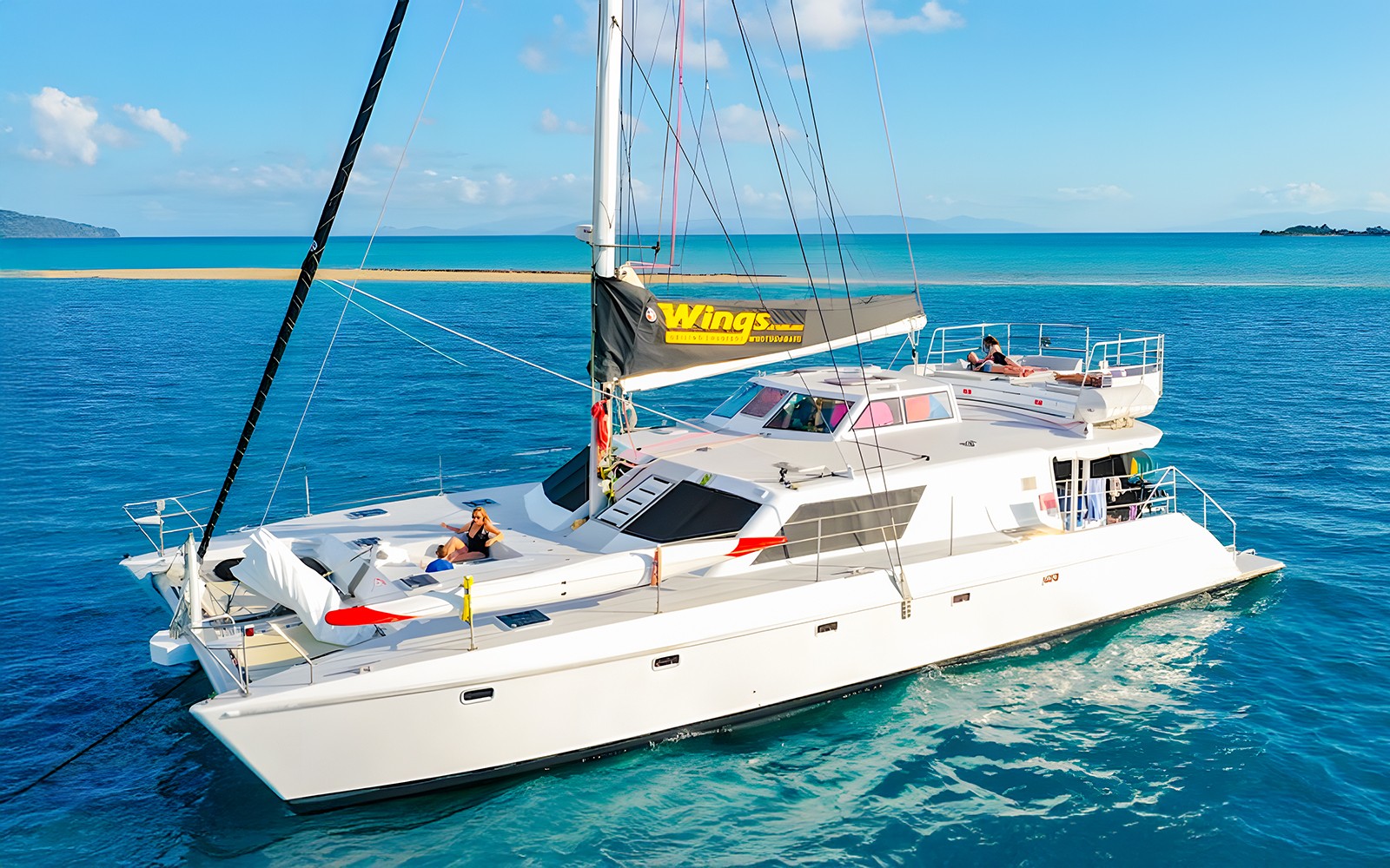 Airlie Beach: Whitsunday Islands Sail, SUP & Snorkel Premium Cruise with Lunch