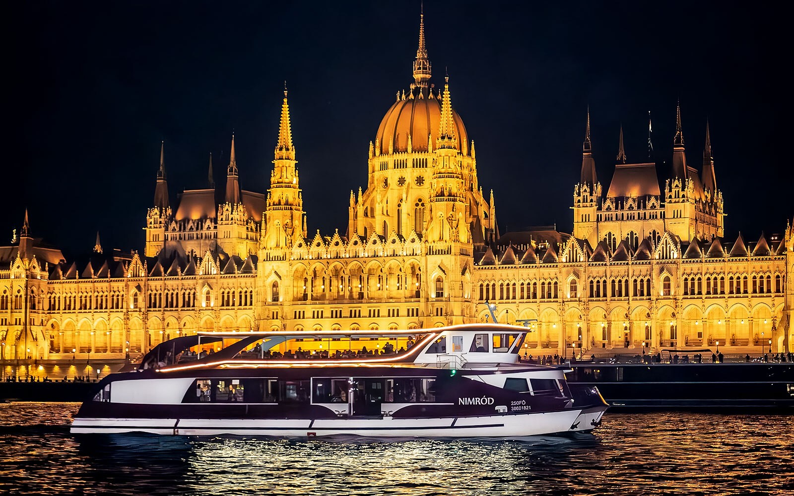 Budapest Danube River Sightseeing Pizza Cruise