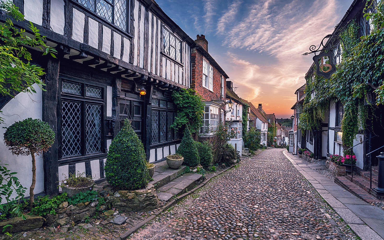 From London: Stonehenge Inner Circle Access & Windsor Day Trip