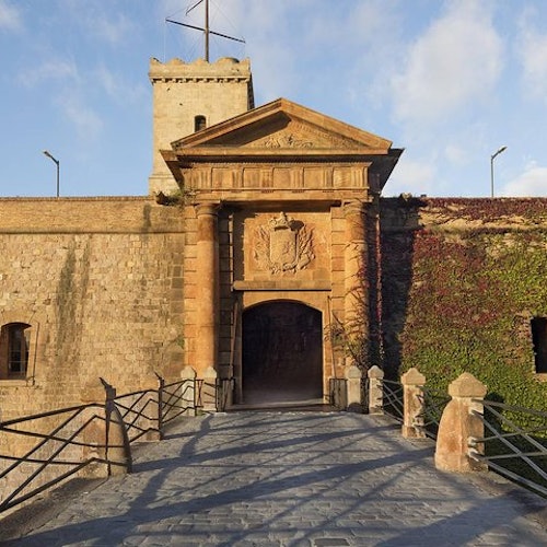 Barcelona Old Town & Montjuïc Tour: Castle Visit and Cable Car Ride — gallery 1