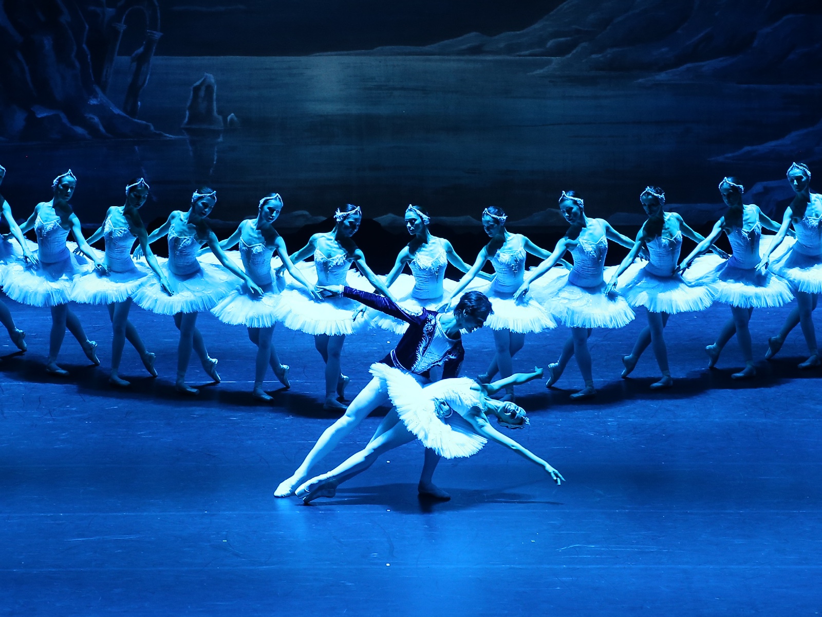 The white act of Swan Lake with the corps de ballet