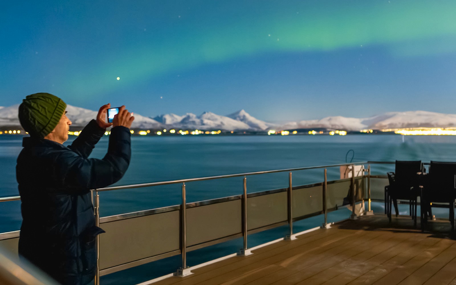 3.5-Hour Electric Northern Lights Guided Cruise with Light Meals
