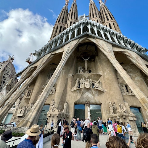 Sagrada Familia & Pedrera (Casa Mila): Small-Group Tour + Cava