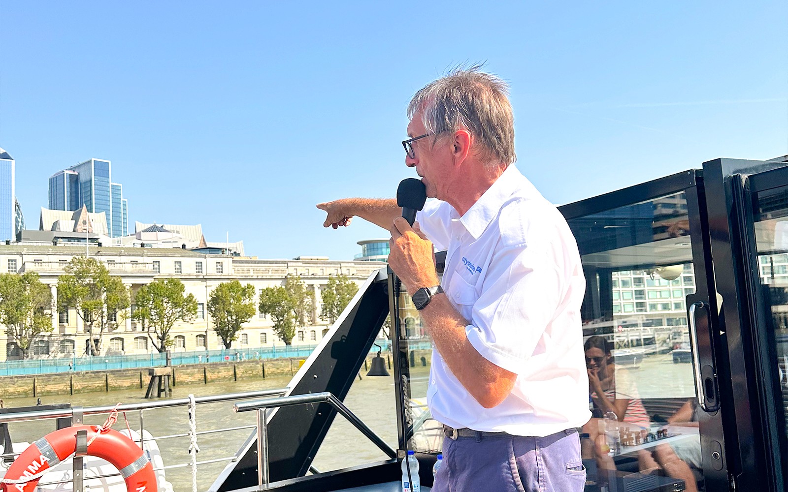 Seine River 1-Hour Sightseeing Cruise from the Eiffel Tower