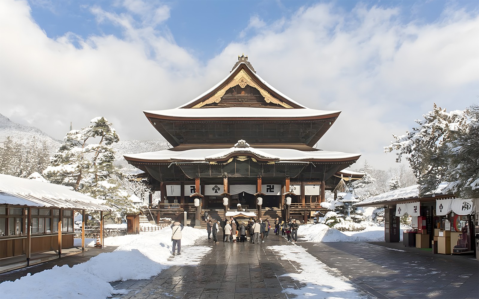 Discover Nagano: Zenko-ji, Sake Brewery & Snow Monkey Park Guided Tour — gallery 1