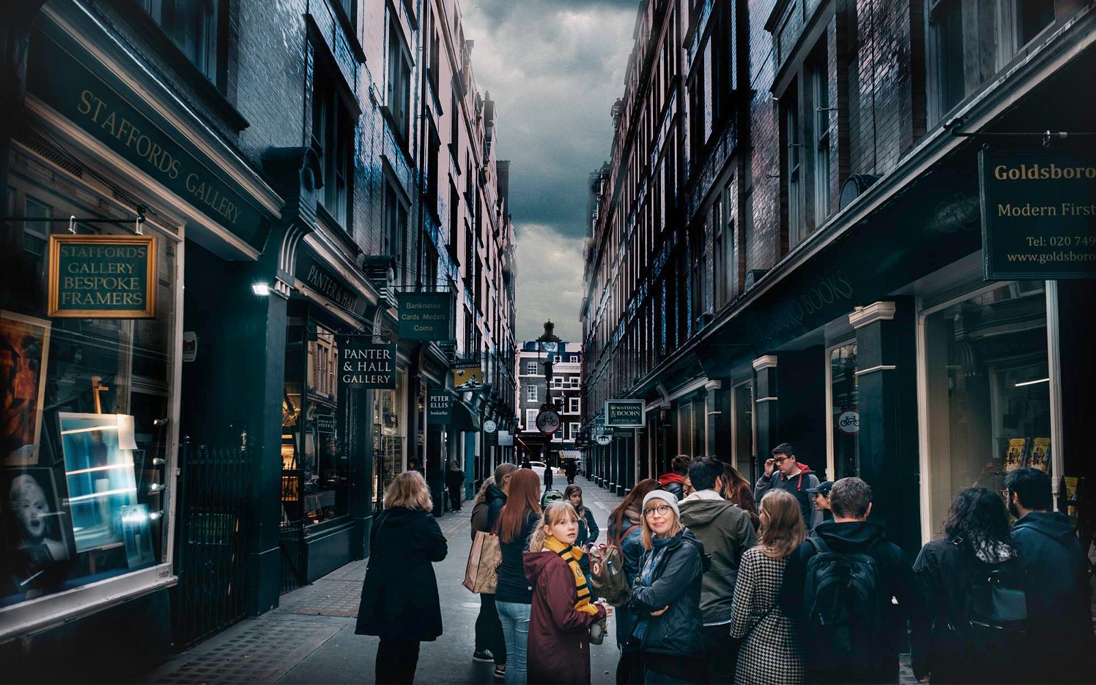 Harry Potter™ Film Locations Walking Tour with Thames River Cruise