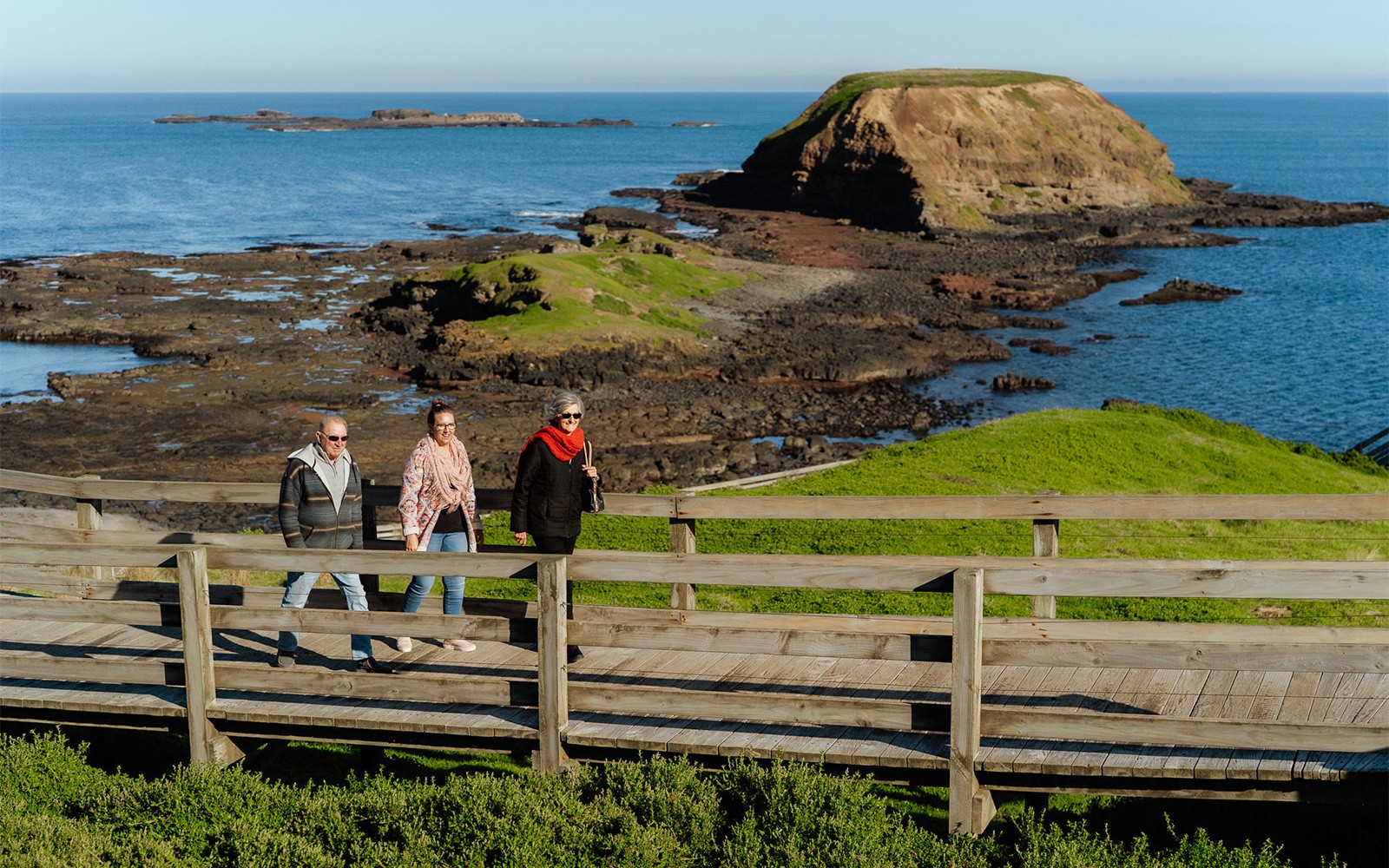 From Melbourne: Healesville Sanctuary & Phillip Island Guided Tour with Penguin Parade