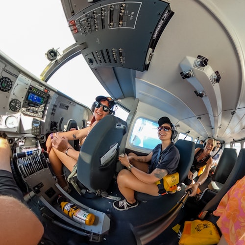 Whitsunday Islands: 1-Hr Flight + Guided Tour from Airlie Beach + Snorkelling