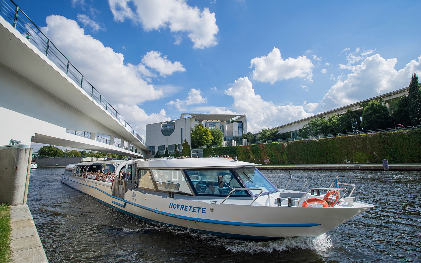 2.5-Hour City Boat Tour – Through the Center of Berlin to The West Harbor — gallery 1