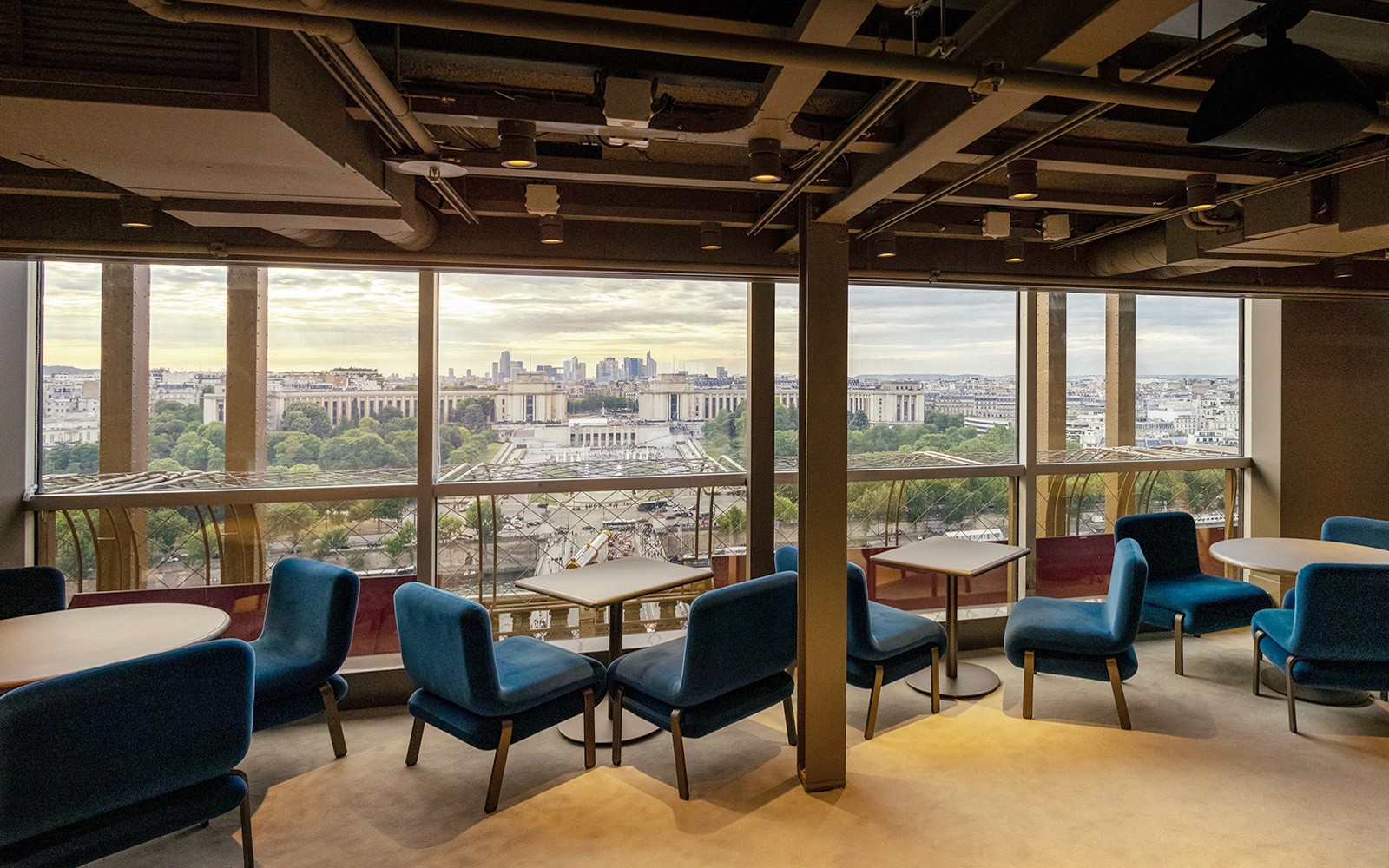 From London: Luxury Escorted Paris Day Trip with Lunch on the Eiffel Tower