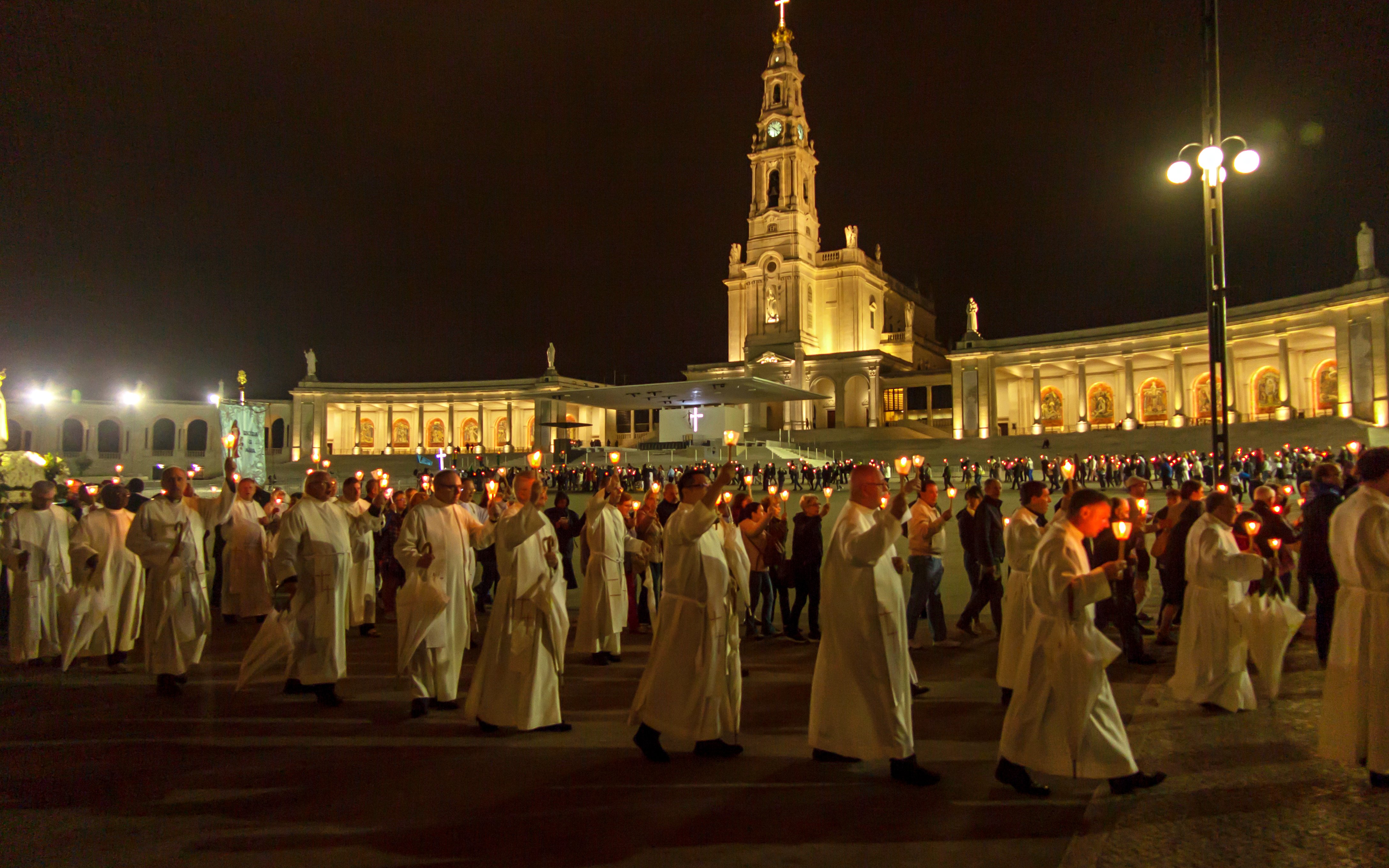 From Lisbon: Fatima Night Pilgrimage Tour with Candlelight Procession — gallery 4