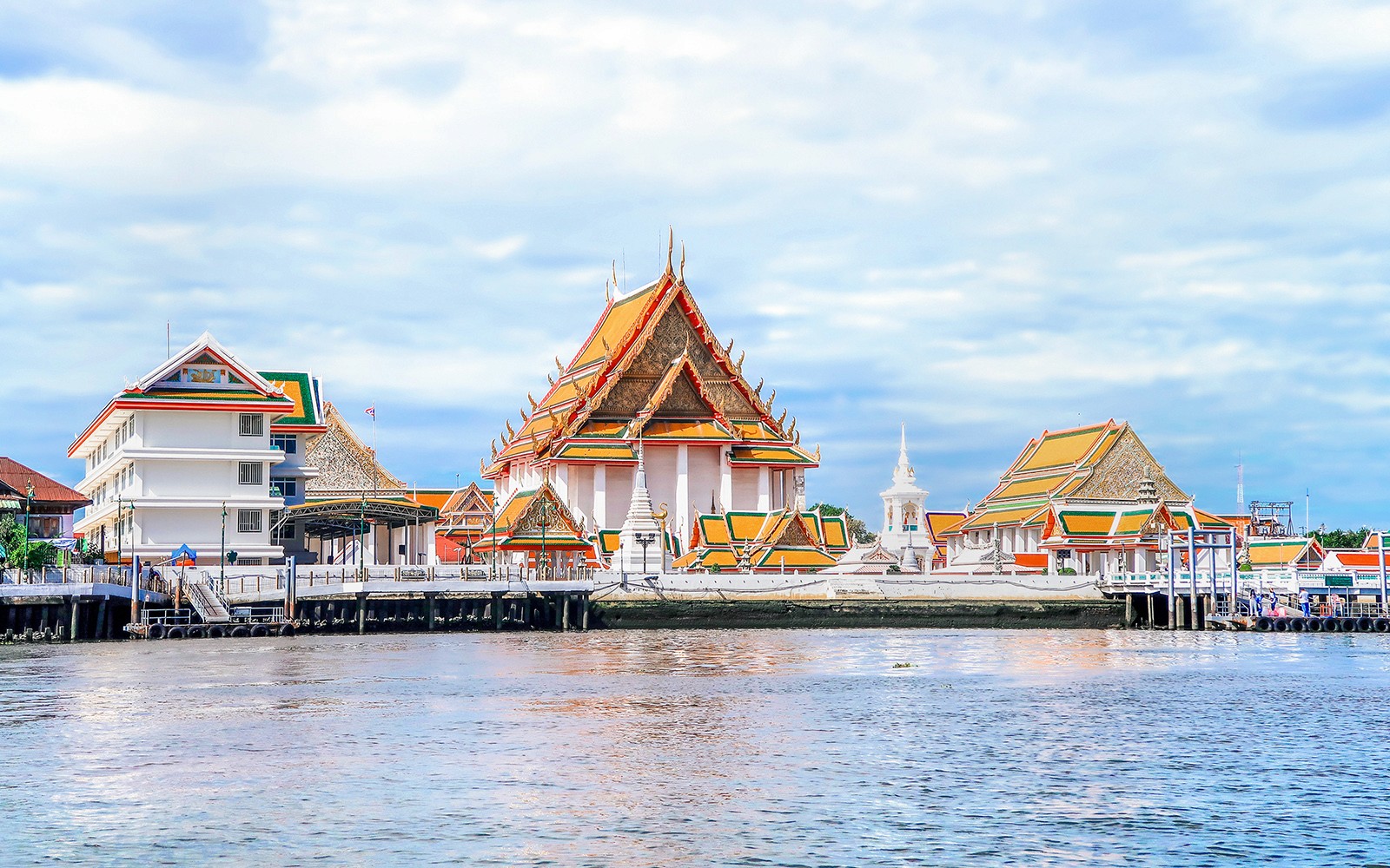Bangkok Canal Tours – Chao Phraya River and Wat Arun Temple by Long Tail Boat