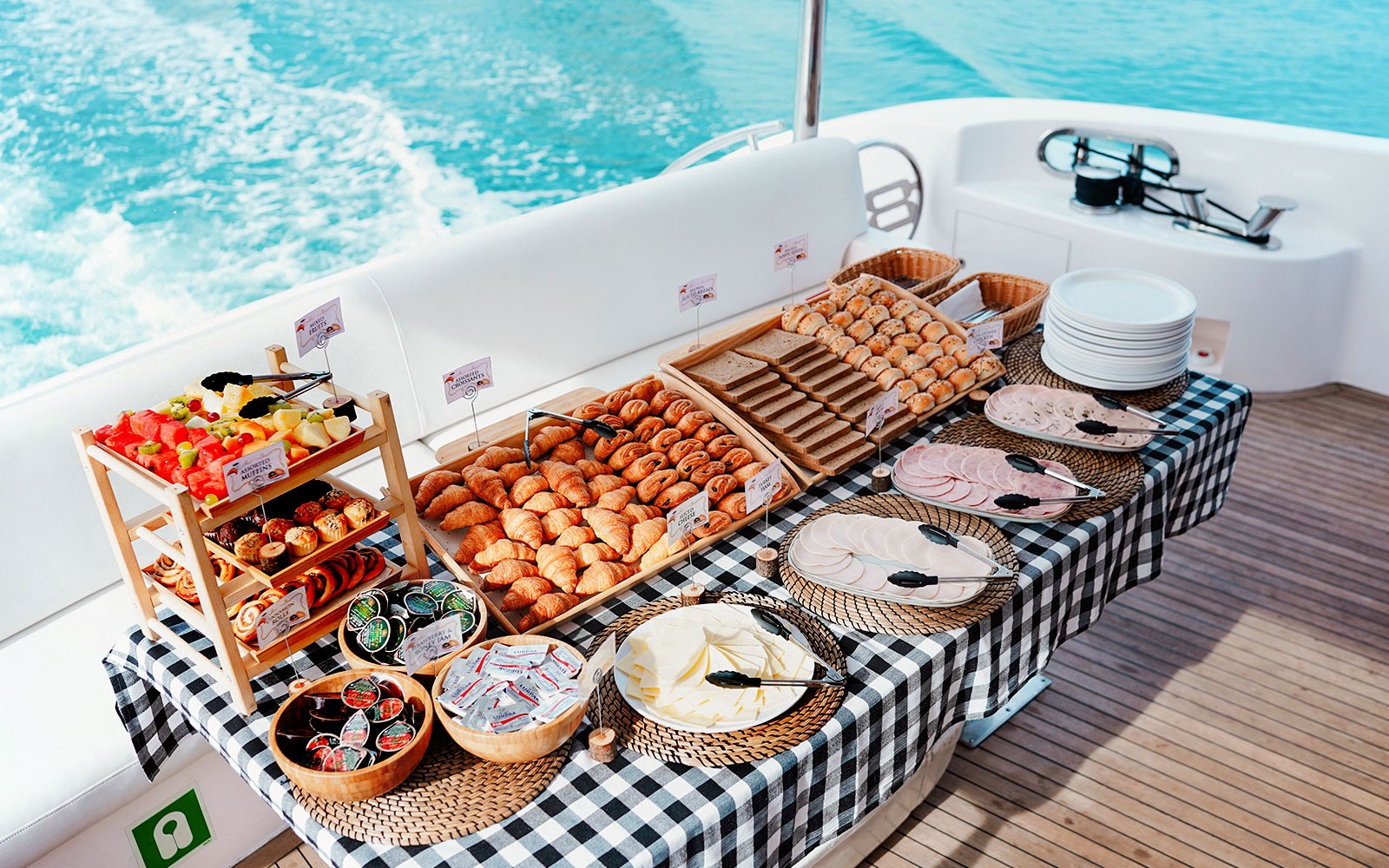 From Dubai Marina: 2/3-Hour Luxury Yacht Cruise with Breakfast or BBQ Lunch/Dinner — gallery 2