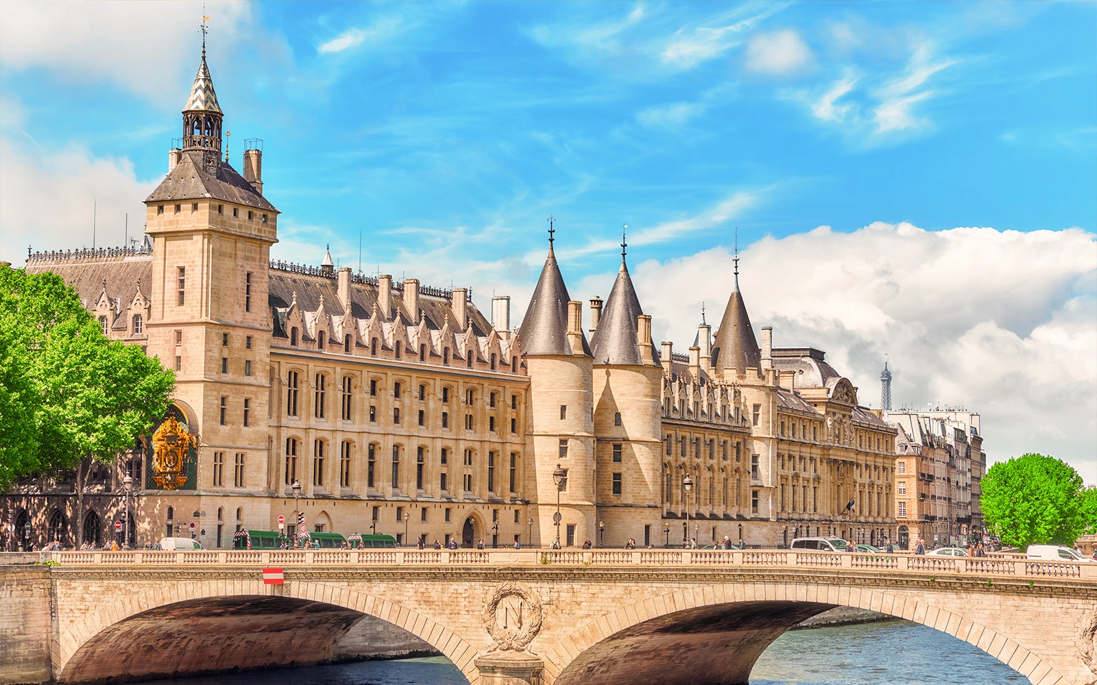 Paris in a Day: Louvre, Notre Dame, Saint Chapelle, and Conciergerie