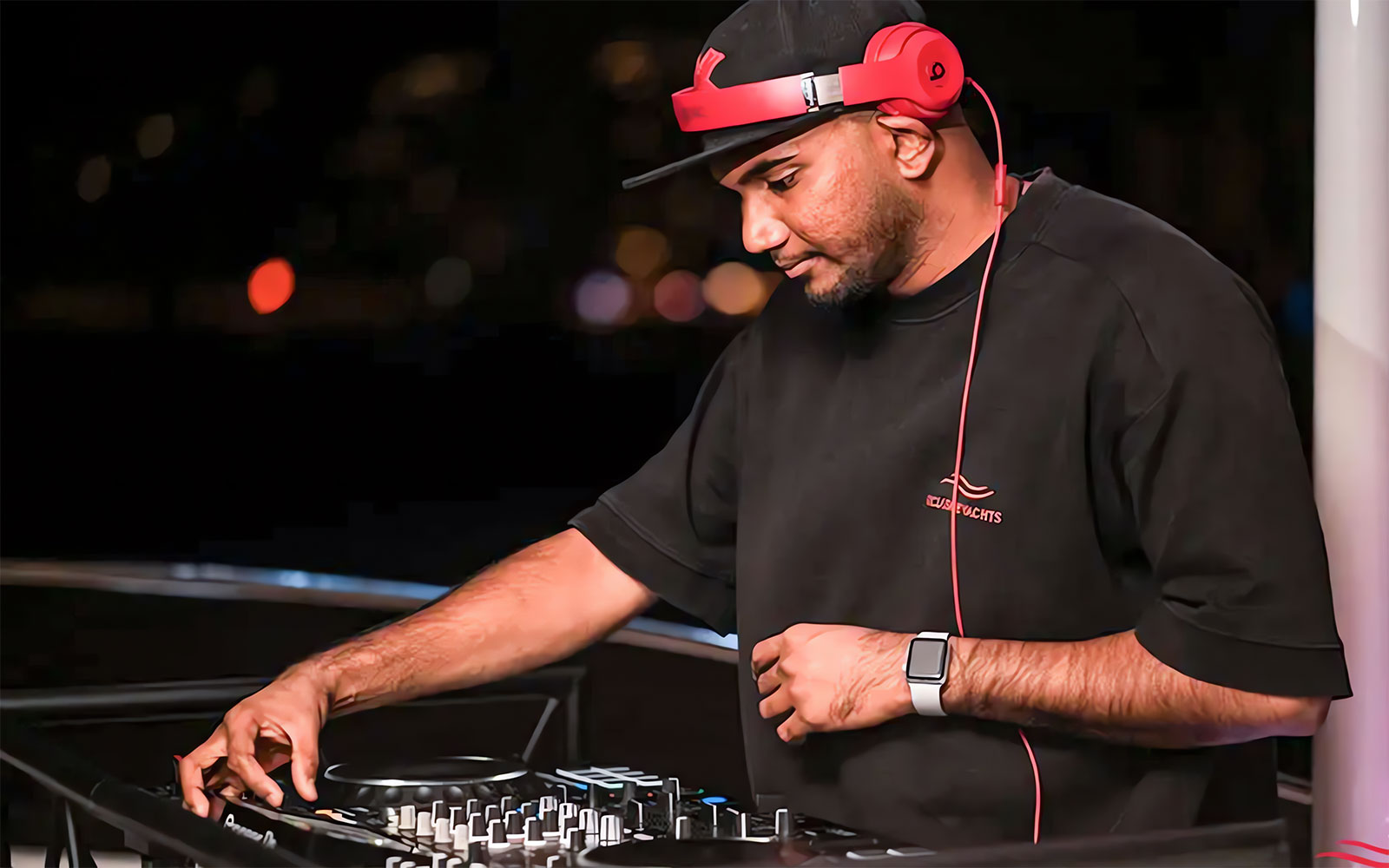 From Dubai Marina: 4-Hour Night Party Yacht Cruise with BBQ, DJ & Unlimited Beverages — gallery 1