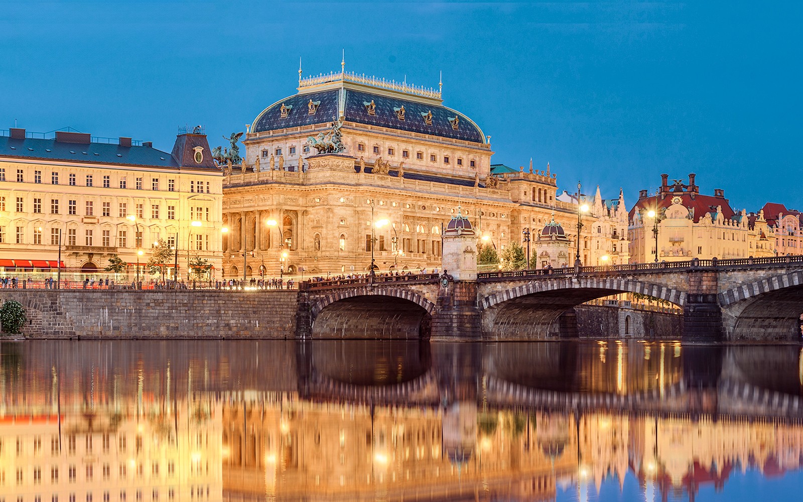 Prague Sightseeing Boat Cruise with Buffet Dinner