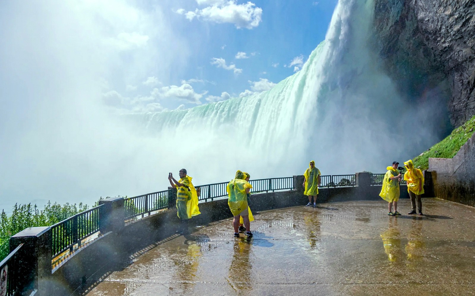 From Toronto: Niagara Falls Day Tour with Journey Behind the Falls and/or Hornblower Cruise