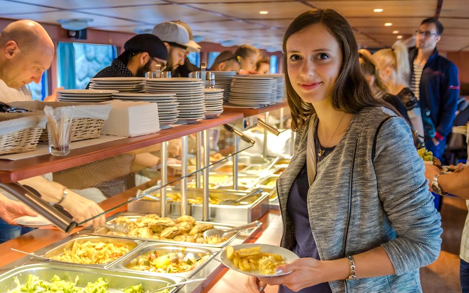 Prague Sightseeing Boat Cruise with Buffet Dinner